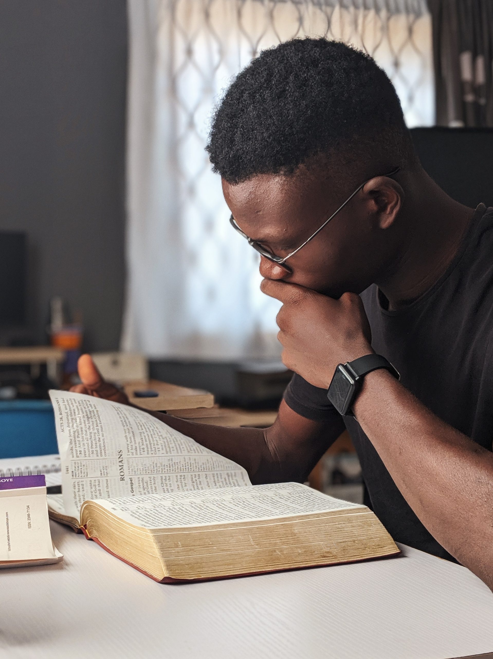 pexels-oladimeji-ajegbile-3118214 biblia